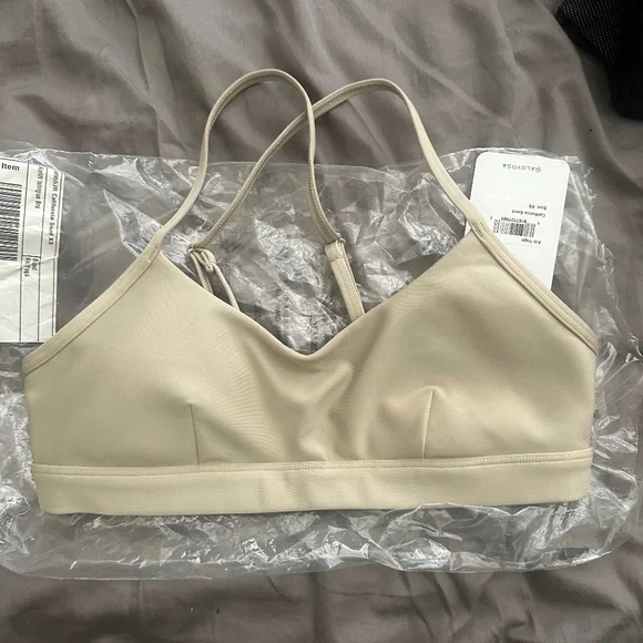ALO XS Airlift Intrigue sports bra in California sand color - Picture 2 of 3